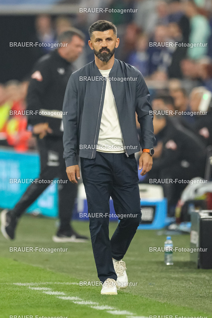 1_S04BER_20250801_3300.JPG -  - FC Schalke 04 - Hertha BSC Berlin - 2. Bundesliga | Gelsenkirchen, Deutschland, 01.08.25: Trainer Miron Muslic (FC Schalke 04) schaut waehrend des Spiels der 2. Bundesliga zwischen FC Schalke 04 - Hertha BSC Berlin in der Veltins-Arena am 01. August 2025 in Gelsenkirchen, Deutschland. (Foto von Stefan Brauer/Brauer-Fotoagentur)DFB/DFL REGULATIONS PROHIBIT ANY USE OF PHOTOGRAPHS AS IMAGE SEQUENCES AND/OR QUASI-VIDEO.