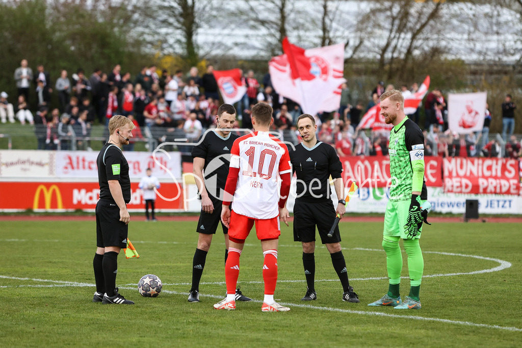 FV Illertissen - FC Bayern Amateure | Timo KERN (FCB #10) und Felix THIEL (FVI #1) zusammen bei Schiedsrichter Manuel STEIGERWALD bei der Platzwahl