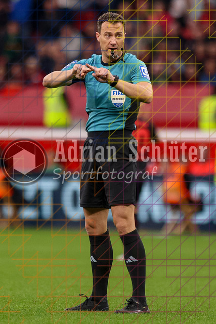 Bayer 04 Leverkusen vs Borussia Mönchengladbach - Bundesliga  | Leverkusen, Deutschland, 21.09.25:   Schiedsrichter Felix Zwayer gestikuliert, Gestik waehrend des Spiels der Bundesliga zwischen  Bayer 04 Leverkusen vs Borussia Mönchengladbach in der BayArena(Foto von Brauer-Fotoagentur / Adrian Schlueter)