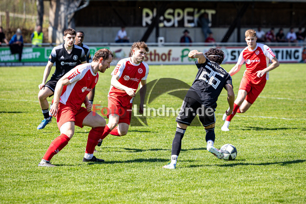 SV Raisting gegen SV Pullach | Fußball Herren Bezirksliga Oberbayern Süd 2025/26 25. Spieltag, SV Raisting gegen SV Pullach, 20260411,Kampf im 16er,2026-04-11 in Raisting (Raiffeisen Arena Raisting), Hermann SIGL (SV Raisting 4), David GRETSCHMANN (SV Raisting 20), Paul BREULING (SV Pullach 26)Copyright: WolfgangxLindner www.foto-lindner.de