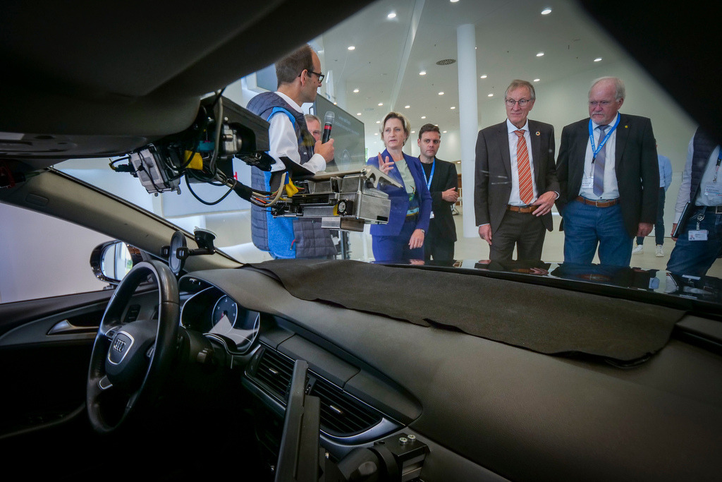 Bosch | Renningen Malmsheim - Higthtech am Waldesrand: Kreisbesuch der Ministerin für Wirtschaft, Arbeit und Tourismus des Landes Baden-Württemberg Nicole Hoffmeister-Kraut bei Bosch in Renningen. Auch Dabei : Thomas Kropf , Chef der Bosch Research Zentrum , und Landrat Roland Bernhard - Realisiert mit Pictrs.com