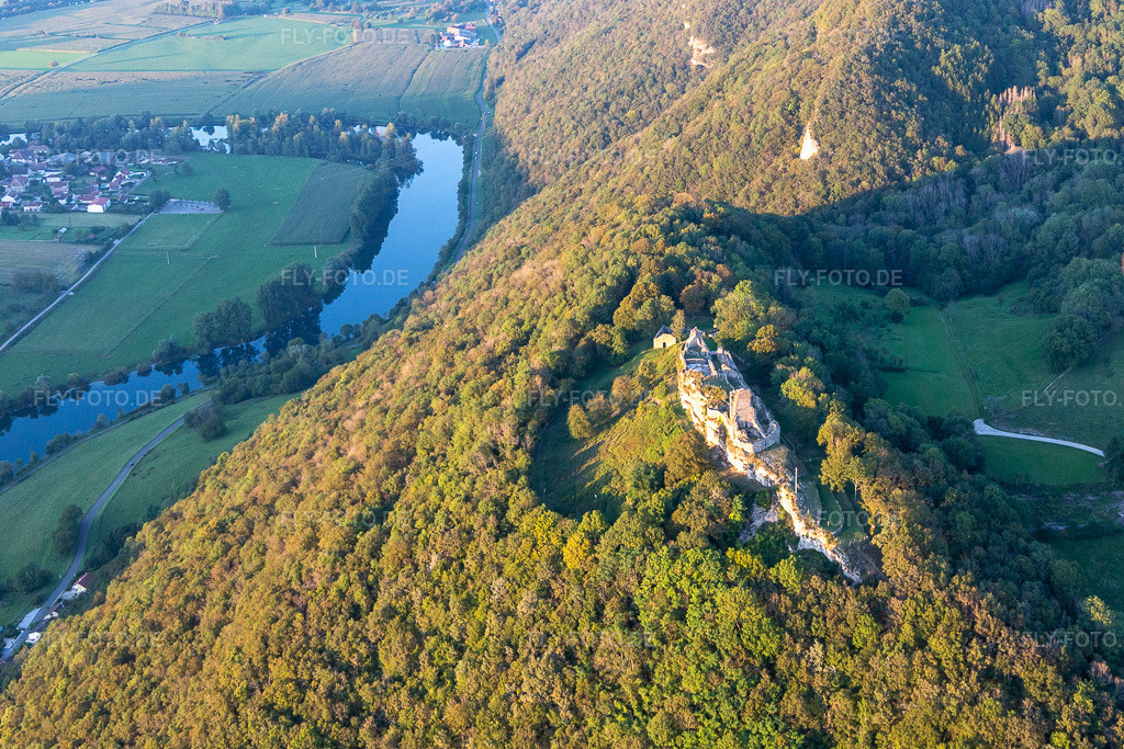 Luftbild: Ruine und Mauerreste der ehemaligen Burganlage Château fort en ruine de Montfaucon, Belvedere et Fointaine Montfaucon über dem Doubs in Montfaucon im Bundesland Doubs in Frankreich. Foto: IMG_129695.jpg vom 23.09.2021 durch Werner Riehm/FLY-FOTO.de