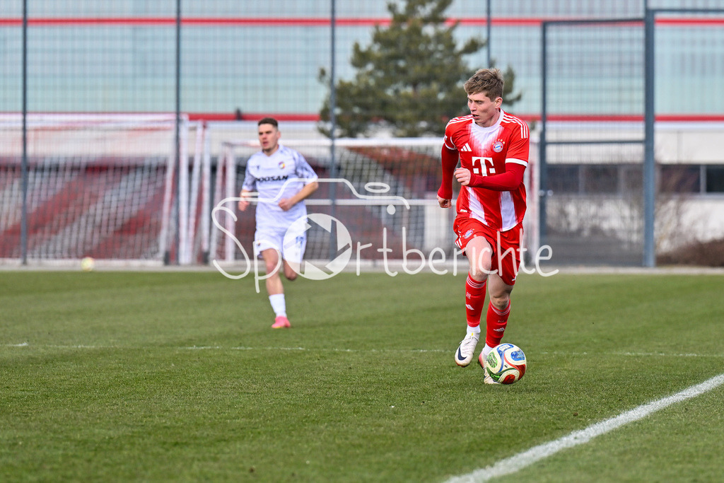 FC Bayern Amateure - FC Viktoria Pilsen U23 | MUNICH, GERMANY - 03. FEBRUARY: am Ball Anton HEINZ (FC Bayern München II 11) während dem Testspiel zwischen den Amateuren des FC Bayern und dem FC Viktoria Pilsen B am FC Bayern Campus