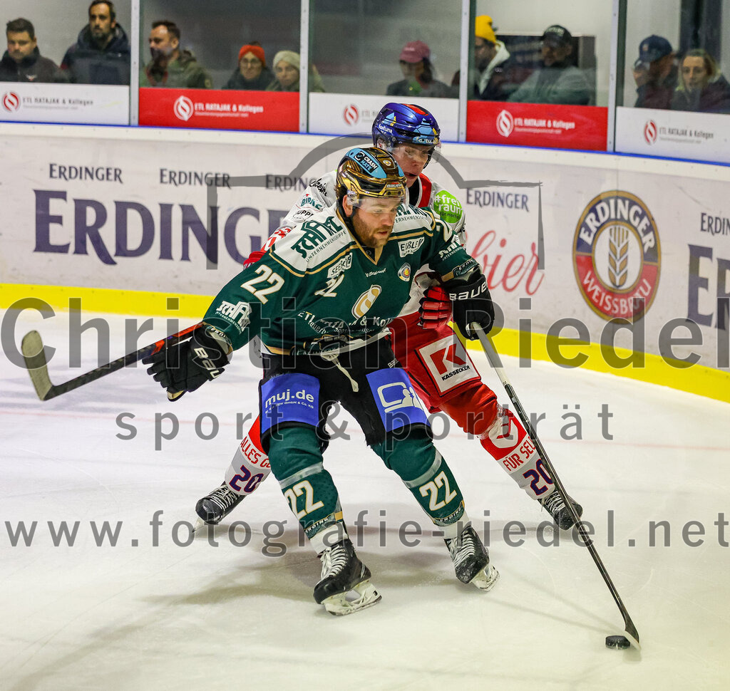 2025-11-16_129_TSV_Erding_gegen_Selber_Woelfe | Erding, Deutschland, 16.11.2025:Eishockey, Oberliga Süd 2025 / 2026, 17. Spieltag, TSV Erding gegen Selber Wölfe, Endergebnis: 3:1Grady Hobbs (Erding Gladiators, #22), Kende Kassay-Kezi (Selber Wölfe, #20)Foto: Christian Riedel / fotografie-riedel.net
