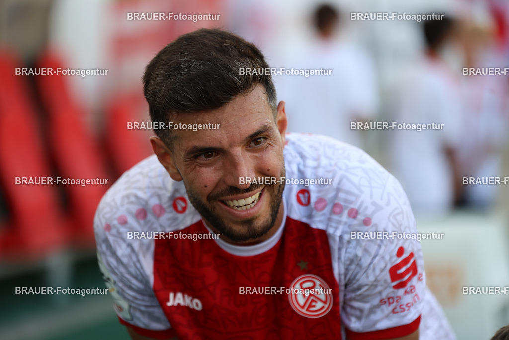 Rot-Weiss Essen - Hansa Rostock | Essen, Deutschland, 20.09.2025 Klaus Gjasula  (Rot-Weiss Essen) schaut während des 3.Liga Spiels zwischen  Rot-Weiss Essen und Hansa Rostock am 20.09.2025 im Stadion an der Hafenstraße in Essen. (Foto von Timo Bluhmki-Schmidt/Brauer Fotoagentur