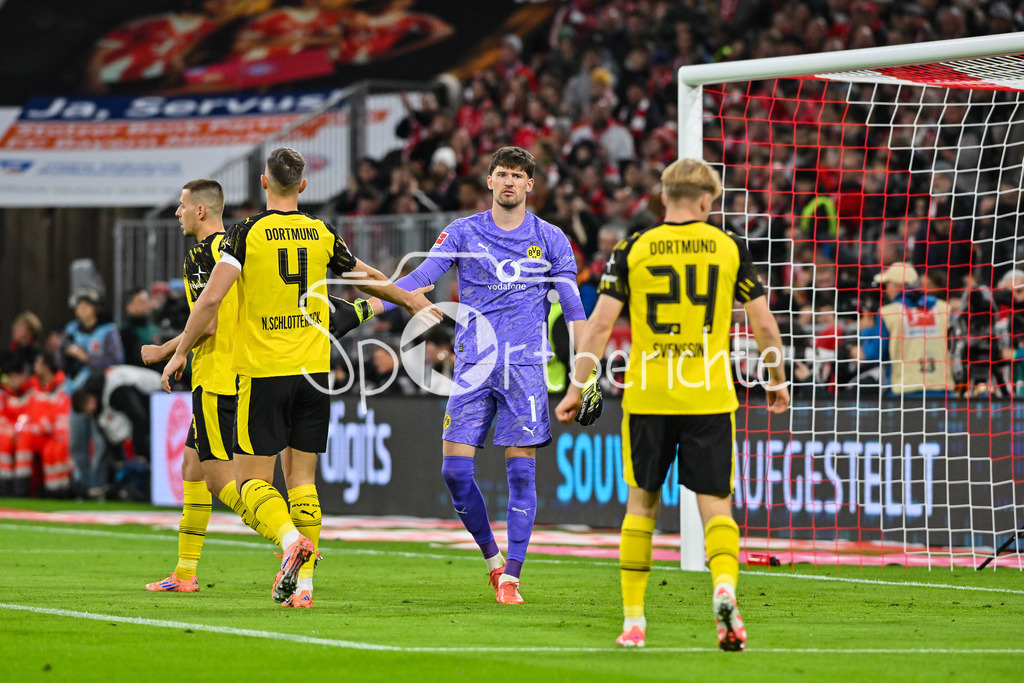 FC Bayern München - Borussia Dortmund | MUNICH, GERMANY - Gregor KOBEL (Borussia Dortmund 1) and Nico SCHLOTTERBECK (Borussia Dortmund 4) during the bundesliga match between FC Bayern Munich vs. Borussia Dortmund on matchday 7 at Allianz Arena on October 18, 2025 in Munich, Germany / DFL REGULATIONS PROHIBIT ANY USE OF PHOTOGRAPHS AS IMAGE SEQUENCES AND/OR QUASI-VIDEO