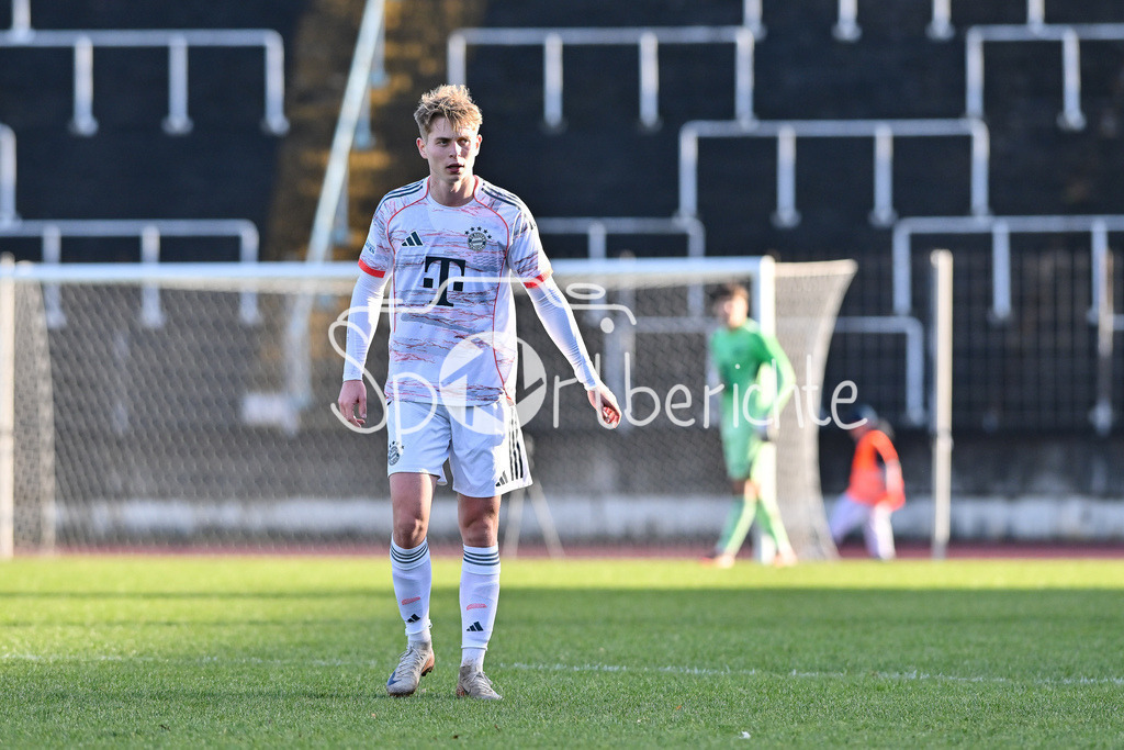TSV Schwaben Augsburg - FC Bayern Amateure | AUGSBURG, GERMANY - 29. NOVEMBER: im Bild Anton HEINZ (FC Bayern München II 10) / Einzelfoto / Freisteller beim Ligaspiel zwischen dem TSV Schwaben Augsburg und den Amateuren des FC Bayern am 20. Spieltag der Regionalliga Bayern im Rosenaustadion