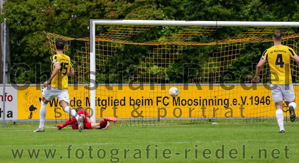 2023-07-29_097_FC_Moosinning_gegen_TuS_Raubling | Moosinning, Deutschland, 29.07.2023:
Fußball, Bezirksliga Oberbayern Ost 2023 / 2024, 1. Spieltag, FC Moosinning gegen TuS Raubling, Endergebnis: 0:7

Tor zum 0:4 durch Lorenz Jilg (TuS Raubling, #13)
Dennis Stauf (FC Moosinning, #15), Torwart Aaron Siegl (FC Moosinning, #27), Luis Haumann (FC Moosinning, #4)

Foto: Christian Riedel / fotografie-riedel.net