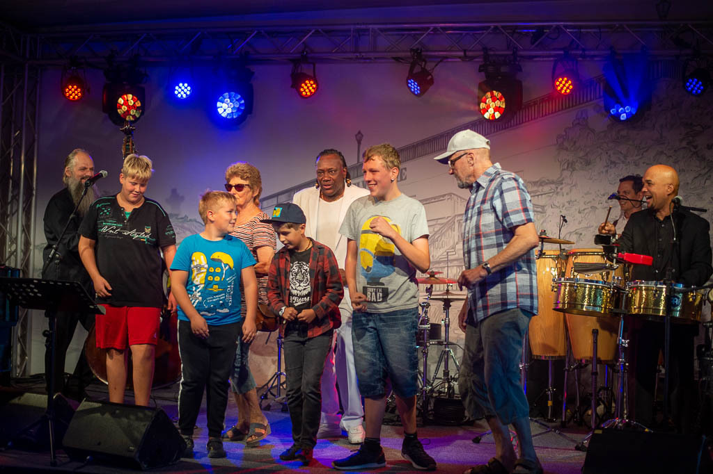 Summ Summ Salsa | Kinderkonzert Summ Summ Salsa mit Klazz Brothers & Cuba Percussion im Forte Belvedere Leisnig zum Festival Hallo Leisnig 2022. - Realisiert mit Pictrs.com