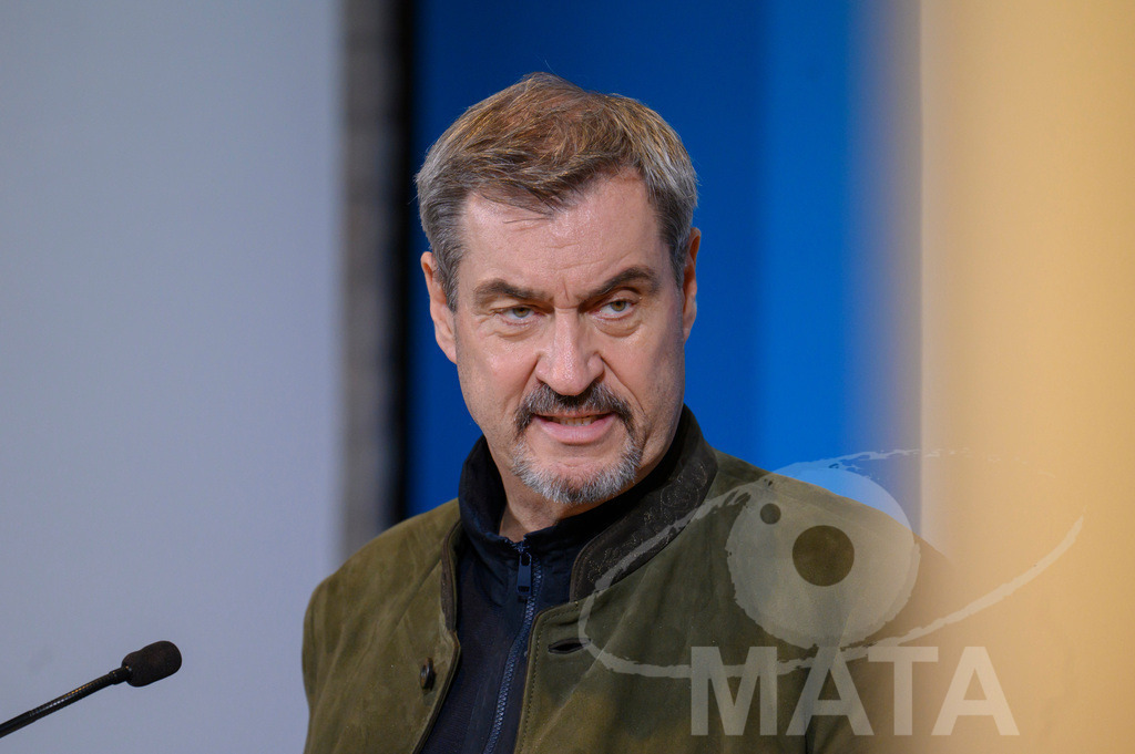 _DWI7616 | Bayerns Ministerpräsident Markus Söder (CSU) bei einer Pressekonferenz im Lokschuppen. Rosenheim, 02.12.2025 Bayern Deutschland - Realisiert mit Pictrs.com