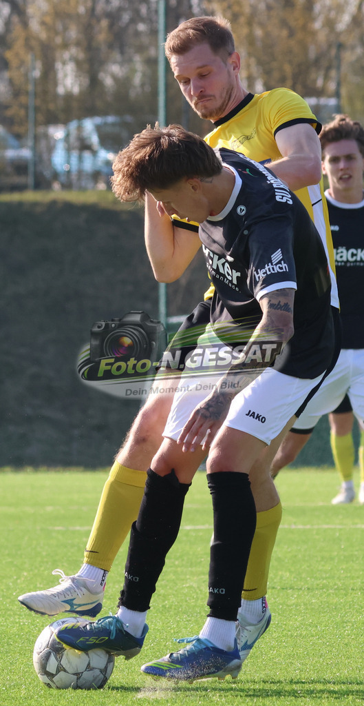 SV Rödinghausen II, FC Kaunitz | Auf dem Bild zu sehen: schwarz SV Rödinghausen II: Simon Breuer ; gelb FC Kaunitz: Leon SchmidtSV Rödinghausen II, FC Kaunitz, Saison 25/26, Westfalenliga, Deutschland - Realisiert mit Pictrs.com