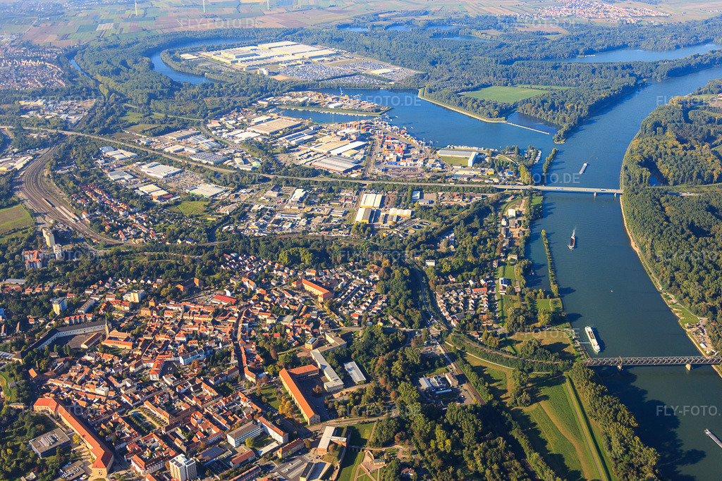 Luftbild: Übersicht Rheinhafen aus Süden in Germersheim im Bundesland Rheinland-Pfalz in Deutschland. Foto: IMG_072874.jpg vom 23.09.2014 durch Werner Riehm/FLY-FOTO.de