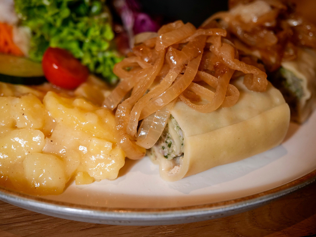 Leibspeiserei | Ludwigsburg - Lokaltermin - In der  Leibspeiserei für die Tafelspitzen. Im Bild: Hausgemachte geschmälzte Maultaschen mit Schmorzwiebeln, Jus, Kartoffelsalat und Salatbouquet - Realisiert mit Pictrs.com