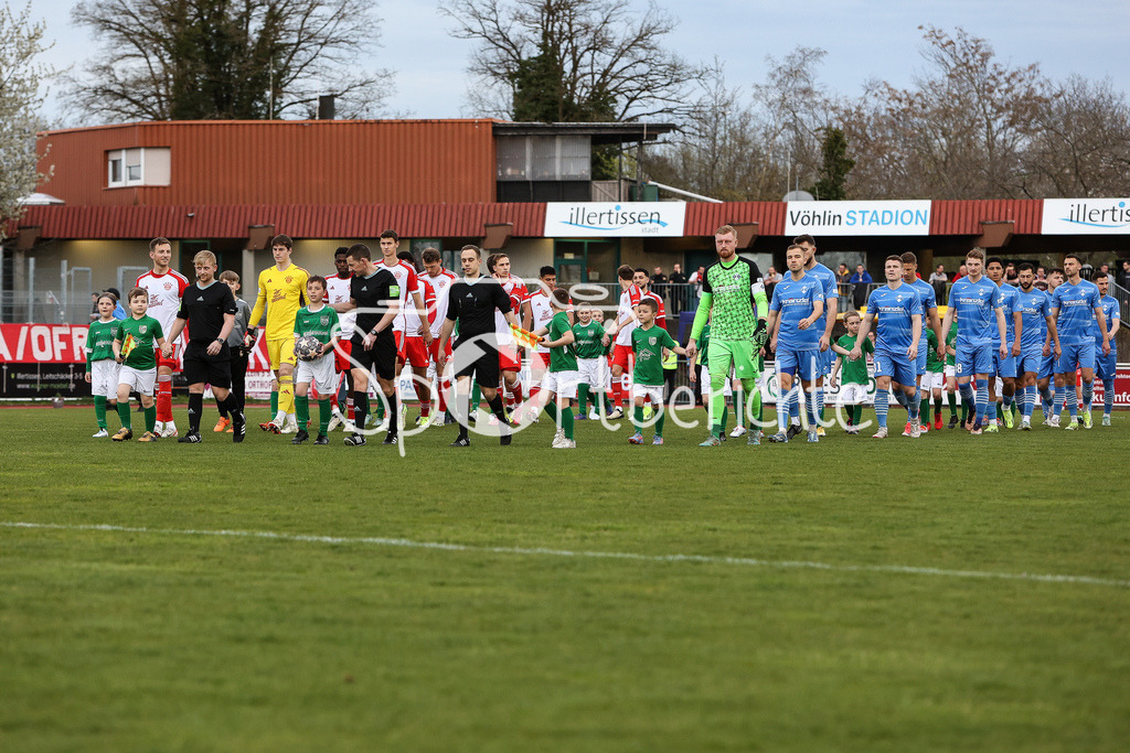 FV Illertissen - FC Bayern Amateure | Die beiden Mannschaften laufen zusammen mit Schiedsrichter Manuel STEIGERWALD ein
