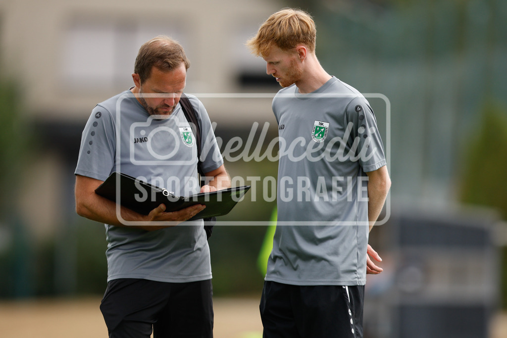 Fußball I Frauen I Westfalenpokal 26-27 I DJK GW Amelsbüren - SSV Rhade  I 18797 | Frank Schlichter (Trainer, DJK GW Amelsbüren) und Felix Gronover (Co-Trainer, DJK GW Amelsbüren) - Realisiert mit Pictrs.com