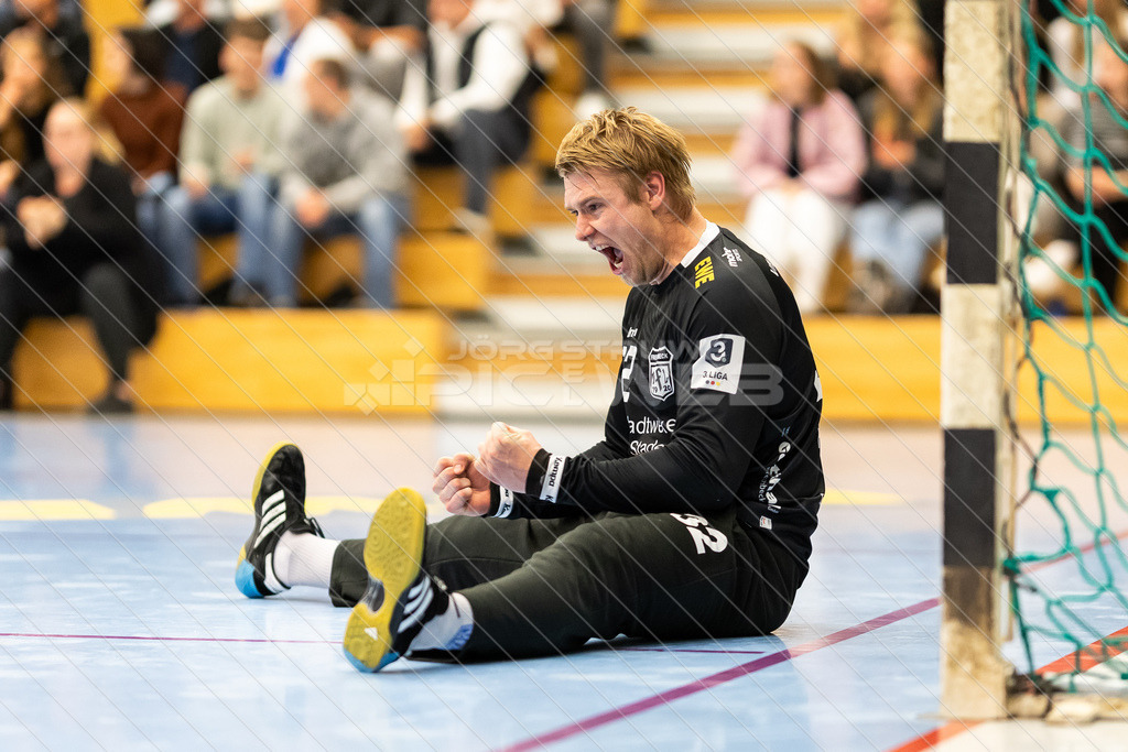 20251011_Picselweb-Fotografie_2R3_2184 | Justin Rundt (32, VfL Fredenbeck) jubelt über den Sieg - Realisiert mit Pictrs.com