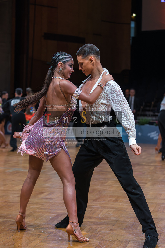 20250820_WDSF Open Lat Youth_2676 | Tanzsportbilder, Standardtanz, Lateintanz, WDSF, DTV, LTVB, dancecomp, goc, hessen tanzt, blaues band der spree, walzer, tango, wiener walzer, slowfox, quickstepp, samba, rumba, cha-cha-cha, paso doble. jive, hd-kroft photography, turniertanzsport