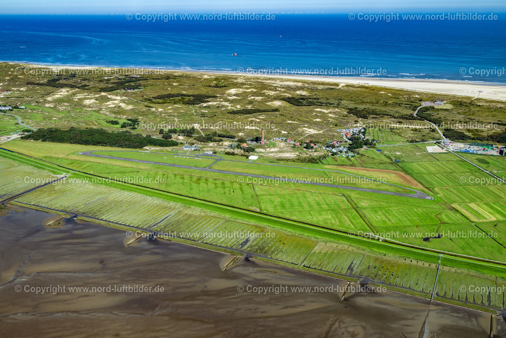 Norderney_Flugplatz_ELS_6892050923 | NORDERNEY 05.09.2023 Start- und Landebahn mit Rollfeldgelände vom Flugplatz  Norderney mit Dünenfläche auf der Insel Norderney im Bundesland Niedersachsen. // Runway with tarmac terrain of airfield with dune landscape on Norderney island in the state Lower Saxony. Foto: Martin Elsen
