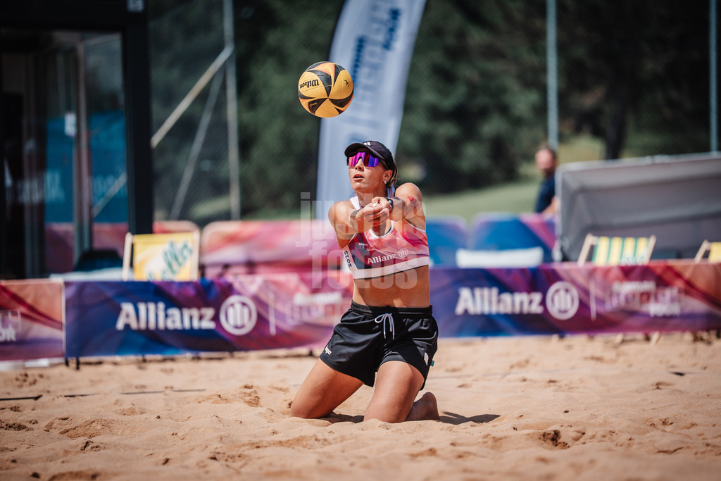 Beachvolleyball | Frauen | Allianz German Beach Tour 2025 | Tourstop München | 11.07.2025 | Leonie Klinke spielt den Ball
