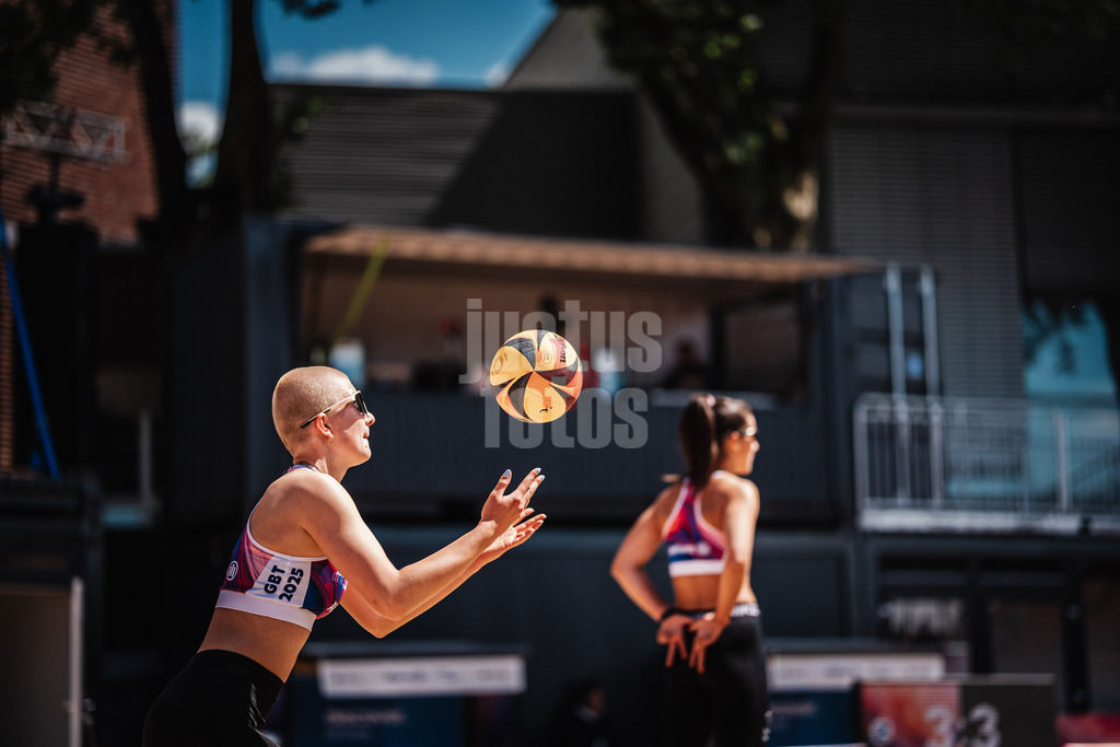 Beachvolleyball | Frauen | Allianz German Beach Tour 2025 | Tourstop Düsseldorf | 08.05.2025 | Mareet Maidhof bei der Angabe