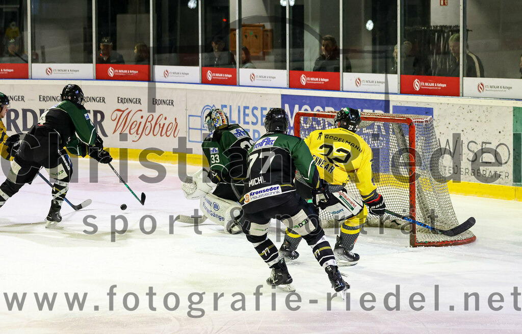 2022-11-20_039_TSV_Erding_gegen_ERSC_Amberg | Erding, Deutschland, 20.11.2022:
Eishockey, Bayernliga 2022 / 2023, 15. Spieltag, TSV Erding gegen ERSC Amberg, Endergebnis: 5:1

Simon Franz (Erding Gladiators, #4), Torwart Thomas Hingel (Erding Gladiators, #33), Philipp Michl (Erding Gladiators, #77), Brett Mennear (ERSC Amberg, #22)

Foto: Christian Riedel / fotografie-riedel.net