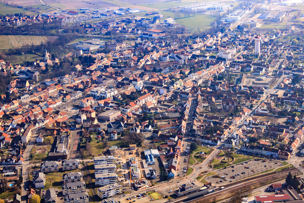 Vue aérienne: Gare venant de l'ouest à Bischwiller dans le département Bas Rhin, France.Photo: IMG_62860.jpg prise le 09/03/2014 par Werner Riehm/FLY-FOTO.euRésolution de l'original: 4752 x 3168 px