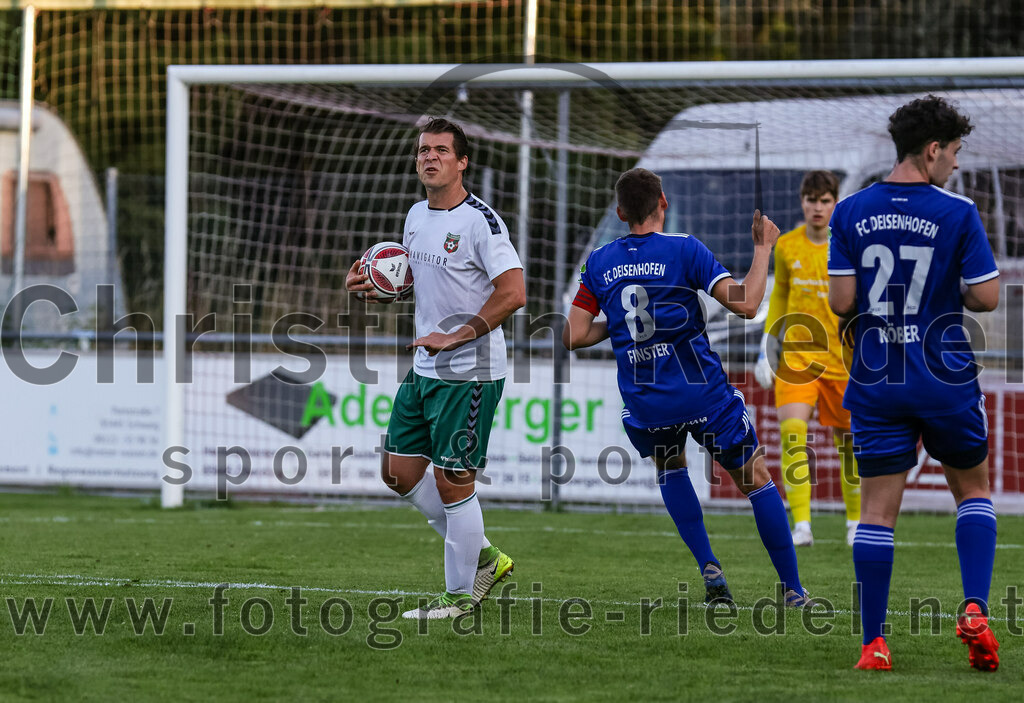 2023-08-01_064_FC_Schwaig_gegen_FC_Deisenhofen | Oberding, Deutschland, 01.08.2023:
Fußball, Toto-Pokal 2023 / 2024, 1. Spieltag, FC Schwaig gegen FC Deisenhofen, Endergebnis: 2:3

Benjamin Held (FC Schwaig, #17), Marco Finster (FC Deisenhofen, #8), Valentin Köber (FC Deisenhofen, #27)

Foto: Christian Riedel / fotografie-riedel.net