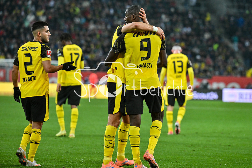 FC Augsburg - Borussia Dortmund | AUGSBURG, GERMANY - Serhou GUIRASSY (Borussia Dortmund 9) celebrates the goal to 0-1 during the bundesliga match between FC Augsburg vs. Borussia Dortmund on matchday 9 at WWK Arena on October 31, 2025 in Augsburg, Germany / DFL REGULATIONS PROHIBIT ANY USE OF PHOTOGRAPHS AS IMAGE SEQUENCES AND/OR QUASI-VIDEO / Carney CHUKWUEMEKA (Borussia Dortmund 17)