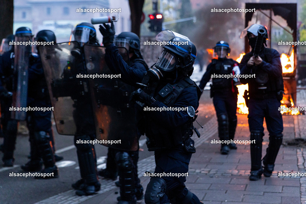 9L6A7720 | Strasbourg, France, 24 octobre 2026. Des manifestants affrontent les forces de l’ordre lors d’une mobilisation dans le centre-ville de Strasbourg. Des policiers interviennent pour disperser des groupes de manifestants, tandis que des gaz lacrymogènes sont utilisés. Des affrontements, des jets de projectiles et des dégradations sont observés dans plusieurs rues. Des barricades et des véhicules en feu témoignent de la tension qui règne en marge de la mobilisation. - Realisiert mit Pictrs.com