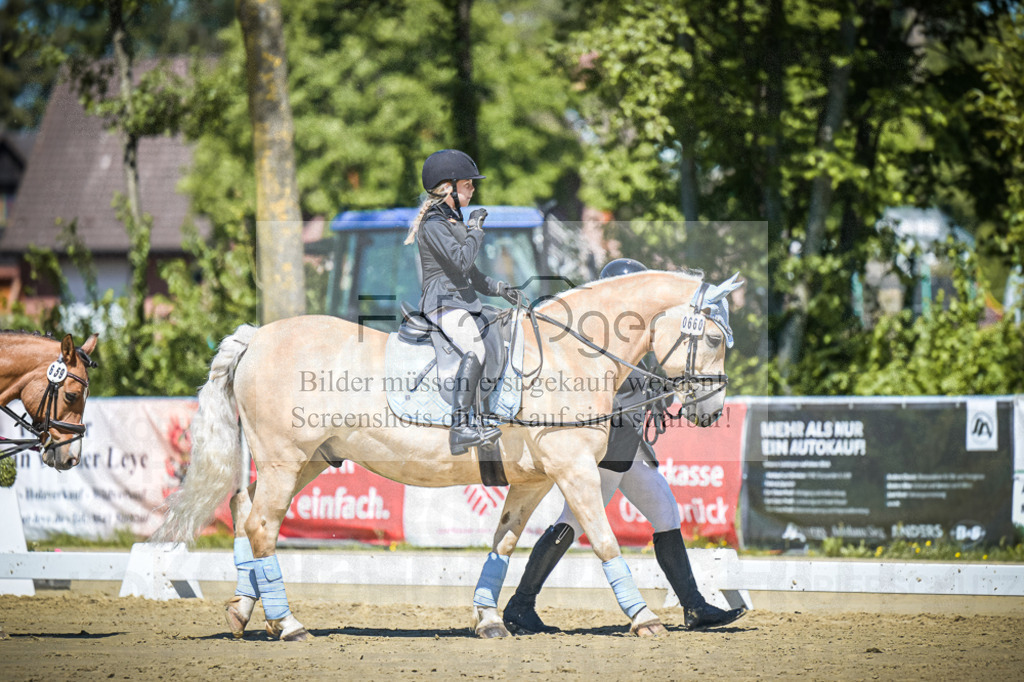 DOS_8832 | Entdecke hochwertige Reitturnierfotos von Foto Oger. Professionell, emotional und authentisch – jetzt Lieblingsmomente im Shop bestellen.Deutschlandweite Turnierfotografie. - Realisiert mit Pictrs.com