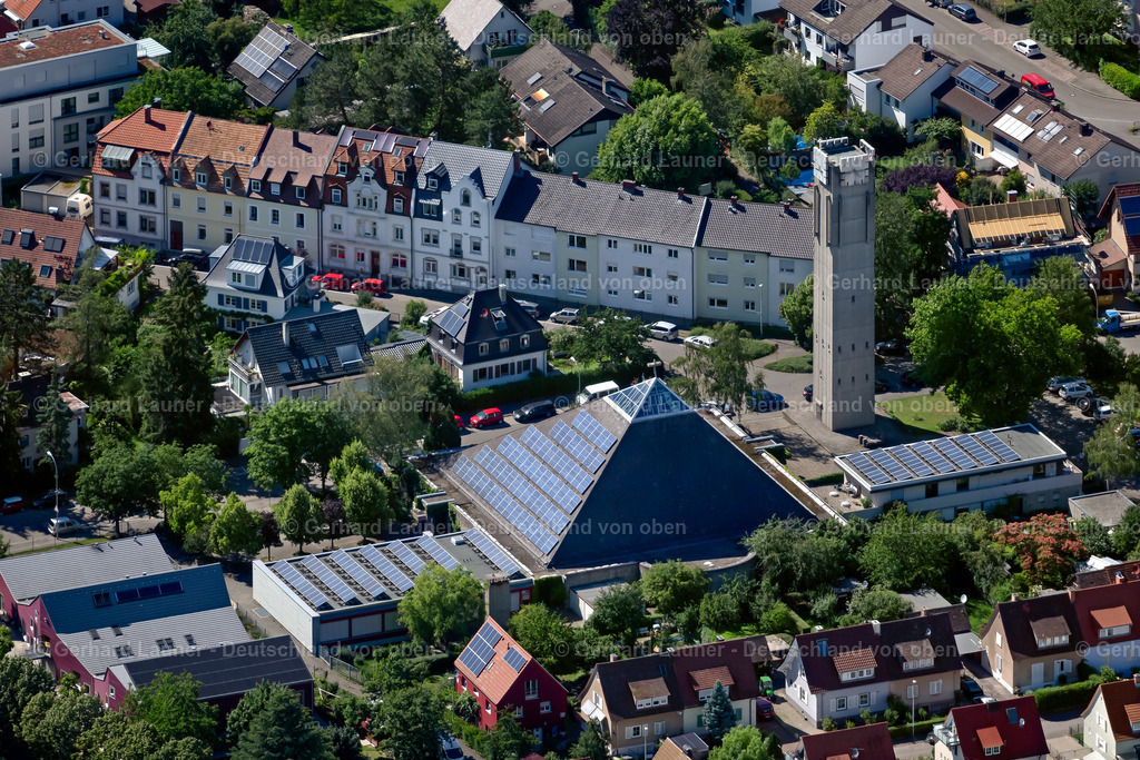 4033603 | FREIBURG IM BREISGAU 30.06.2020 Photovoltaikanlage auf dem Dach der KITA Kindertagesstätte - Kindergarten KiTa St. Peter und Paul an der Bozener Straße in Freiburg im Breisgau im Bundesland Baden-Württemberg, Deutschland. Weiterführende Informationen bei: Röm. kath. Kirchengemeinde St. Georgen-Hexental. // Building the KITA day nursery KiTa St. Peter and Paul on street Bozener Strasse in Freiburg im Breisgau in the state Baden-Wuerttemberg, Germany. Further information at: Roem. kath. Kirchengemeinde St. Georgen-Hexental. Foto: Gerhard Launer