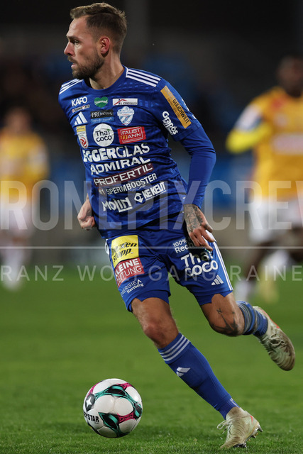 TSV Egger Glas Hartberg vs SV Oberbank Ried – Austrian Bundesliga Match | The image shows Tobias Kainz (Hartberg) with ball, at the Bundesliga match TSV Hartberg vs SV Ried at Profertil Arena Hartberg. 22.11.2025