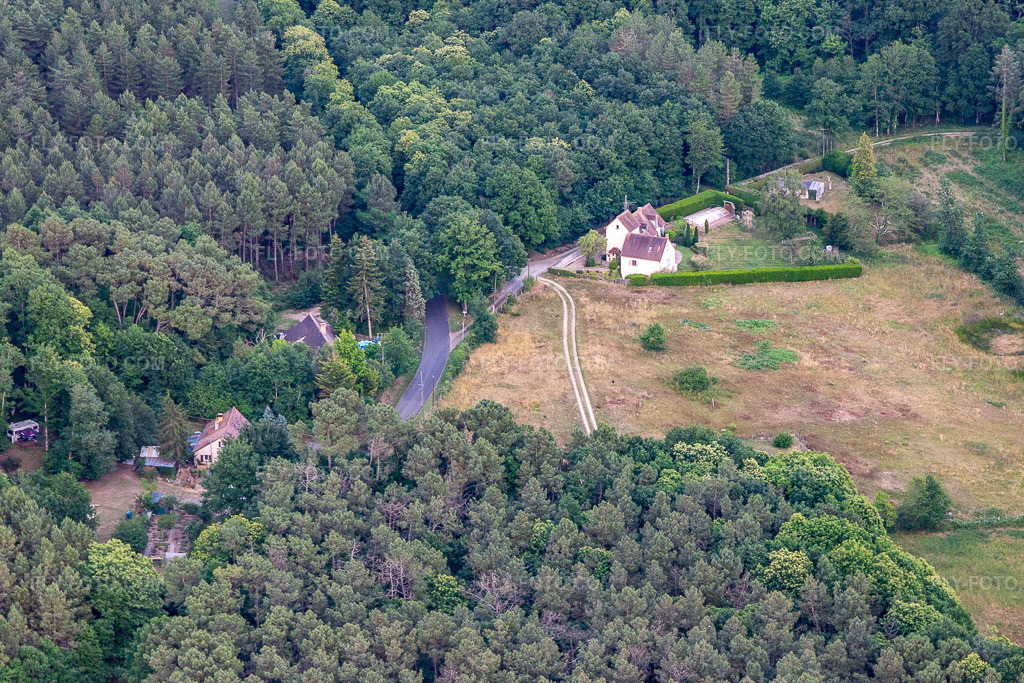 Aerial view: L'Oie Qui Couvé in Dollon in the state Sarthe, France. – Photo: IMG_132455.jpg taken on 06/14/2022 by Werner Riehm/FLY-FOTO.com – Resolution of the original: 4224 x 2816 px