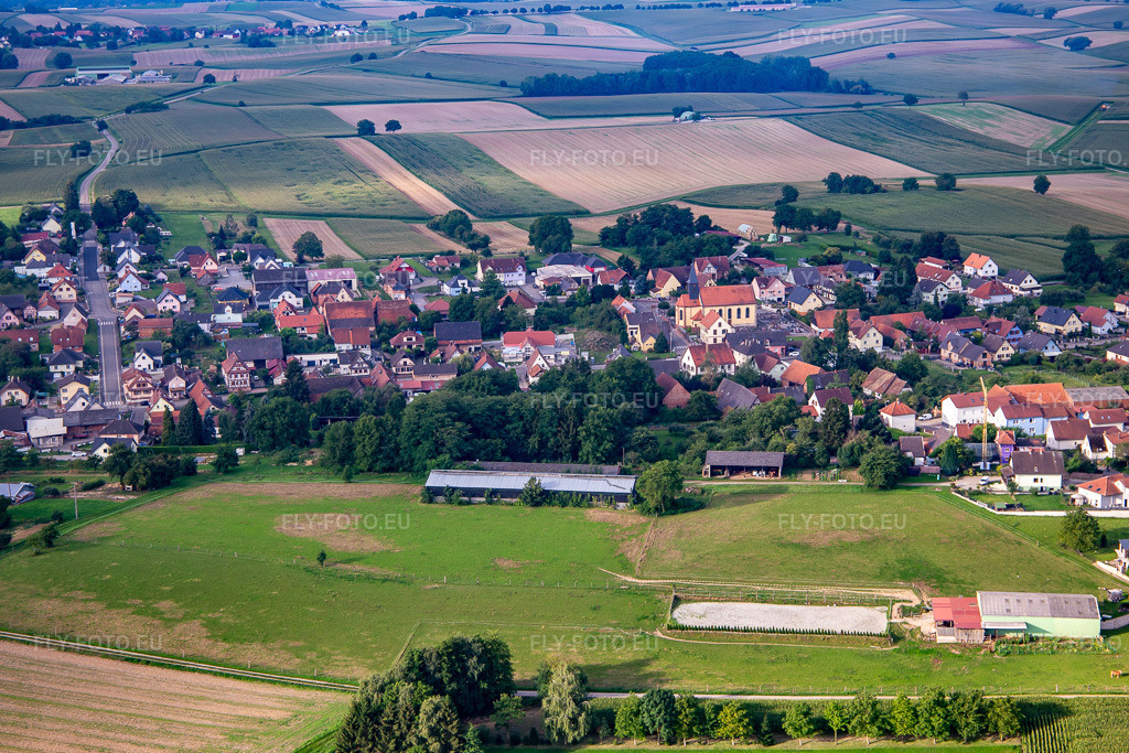 Vue aérienne: Vue de la ville depuis le nord à Oberlauterbach dans le département Bas Rhin, France. Photo: IMG_137731.jpg prise le 12/08/2023 par Werner Riehm/FLY-FOTO.eu – Résolution de l'original: 5248 x 3499 px