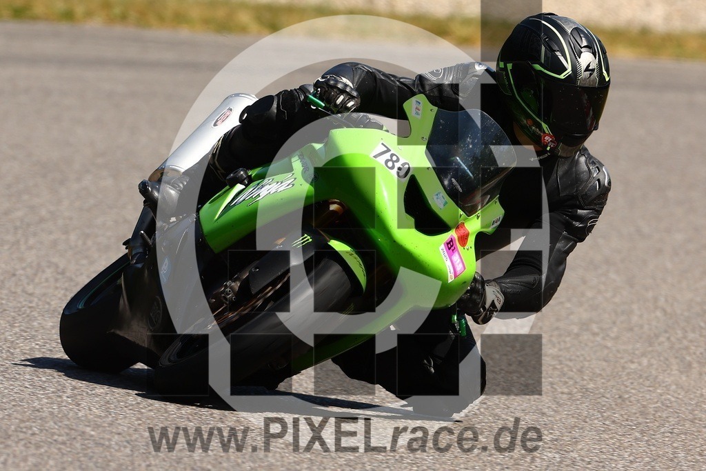 0780-20250531_01490 | Schöne Erinnerungen an spannende Momente - das festzuhalten ist unser Job. PIXELrace.de ist seit 2003 auf den Rennstrecken Europas unterwegs um die Action draußen beim Fahren und die wunderbare Stimmung imm Fahrerlager für euch einzufangen.