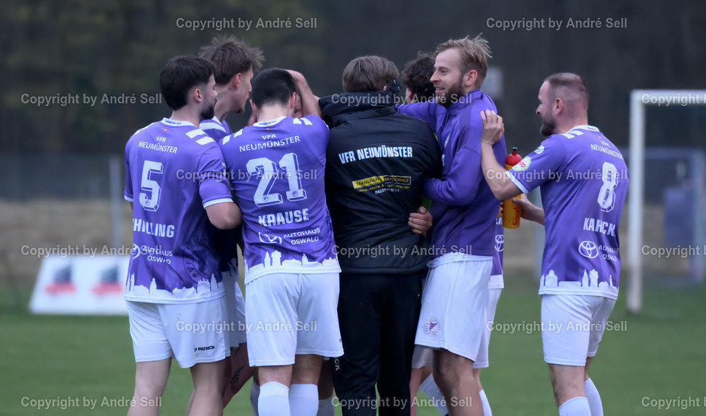 VfR Neumünster (lila) vs PSV Neumünster (grün) | Jubel beim VfR über den Ausgleichstreffer zum 2-2 durch Christopher Kramer (VfR #13) in der 93. Minute / Fußball-Oberliga Männer 2025/2026 / VfR Neumünster (lila) vs PSV Neumünster (grün) / Grümmi-Arena / Neumünster / 15.04.26 - Realisiert mit Pictrs.com