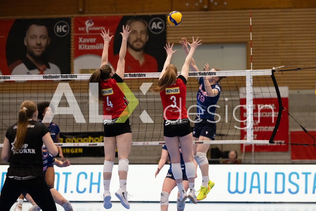 Volleyball I Frauen I Saison 2025-2026 I Volleyball NLA | Women I 1/2 Finals I  VC Kanti Schaffhausen - Sm'Aesch Pfeffingen I 22.03.2026 | 3 Sydney Cole (USA) (VC Kanti Schaffhausen) – Pass / Zuspiel und 4 Laura Vermaas (NL) (VC Kanti Schaffhausen) - Mitte im Block - Realisiert mit Pictrs.com