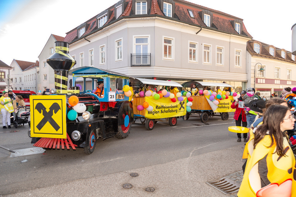 Umzug2025-205_9909 | Fotostrecke: FASCHINGSUMZUG 2025 in Loosdorf. 22 Masken(gruppen)-Teilnehmer: Loosdorfer Vereine, Wirtschaftstreibende, Gemeindeabordnungen sowie Kreditinstitute. rund 700 Besucher entlang der Hauptstrasse. Veranstaltungs-Sicherung durch Mannschaft der FF-Loosdorf mit schwerem Gerät. Maskenprämierung am EKZ-Platz durch Bgm. Thomas Vasku in den Kategorien: Bester Festwagen (Fa. gkonzept-Groissenberger; Beste Personengruppe-ASK-Loosdorf; Beste Einzelperson; Weiteste Anreise-FF Schollach;