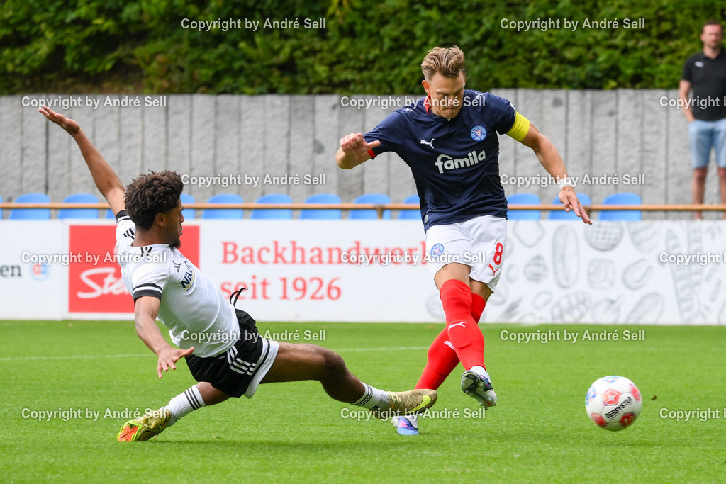 Holstein Kiel II vs 1. FC Phönix Lübeck II | Rene Guder (Holstein #8 erzielt hier das 1-0 vs Louis Grobauer (Phönix #2)  / Fußball-Oberliga Männer 2026/2027 / Holstein Kiel II vs 1. FC Phönix Lübeck II / Citti Fussball Park - Projensdorf / Kiel / 08.08.26 - Realisiert mit Pictrs.com