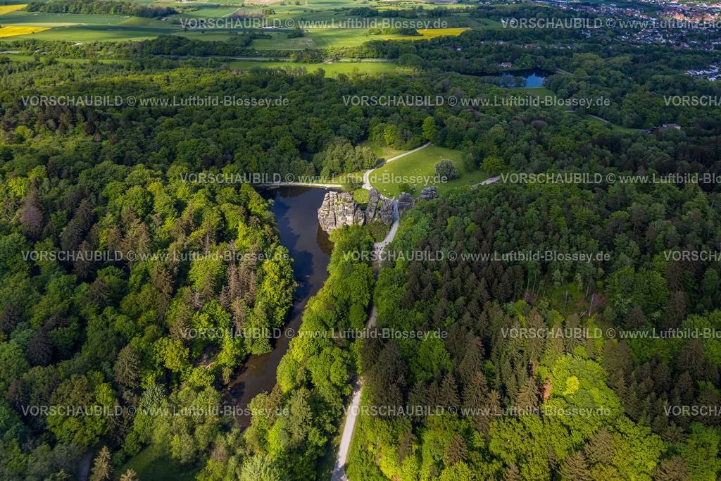 Horn-BadMeinberg240505879Externsteine | Luftbild, Externsteine, historische Sehenswürdigkeit im NSG Naturschutzgebiet, markante Felsformation mit Besucher Plattform, Oberer See mit Fluss Wiembecke und  Liegewiese mit Besuchern, umgeben vom Waldgebiet Teutoburger Wald, Holzhausen-Externsteine, Horn-Bad Meinberg, Ostwestfalen, Nordrhein-Westfalen, Deutschland