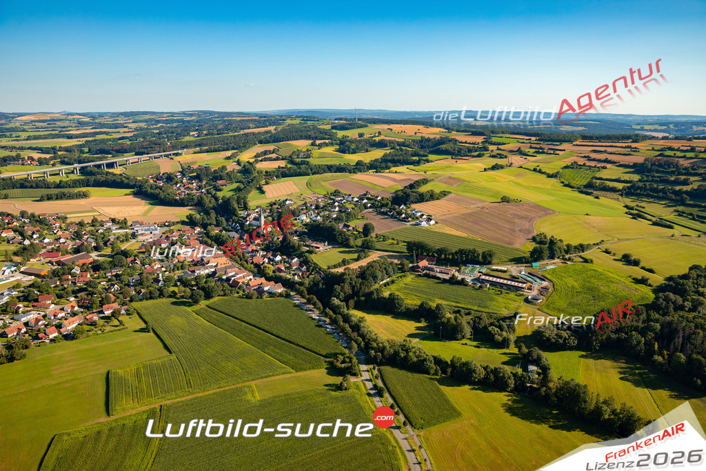 Das Luftbild zeigt : Lanzendorf Himmelkron - Die Luftaufnahme wurde 2024 vom UL-Flugzeug aus erstellt ( keine Drohne ) - Hochauflösende Luftaufnahme - Für grossformatige Ausdrucke geeignet. Die Geschenkidee !Mit Lizenz und Bildrechte bestellbar