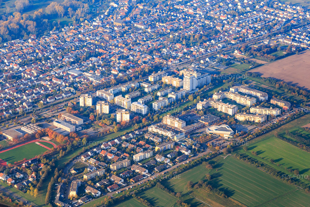 Luftbild: Rubensstraße mit Badnerlandhalle Karlsruhe im Ortsteil Neureut in Karlsruhe im Bundesland Baden-Württemberg in Deutschland. Foto: IMG_075465.jpg vom 26.10.2014 durch Werner Riehm/FLY-FOTO.deAuflösung des Originals: 5131 x 3421 pxSuchen