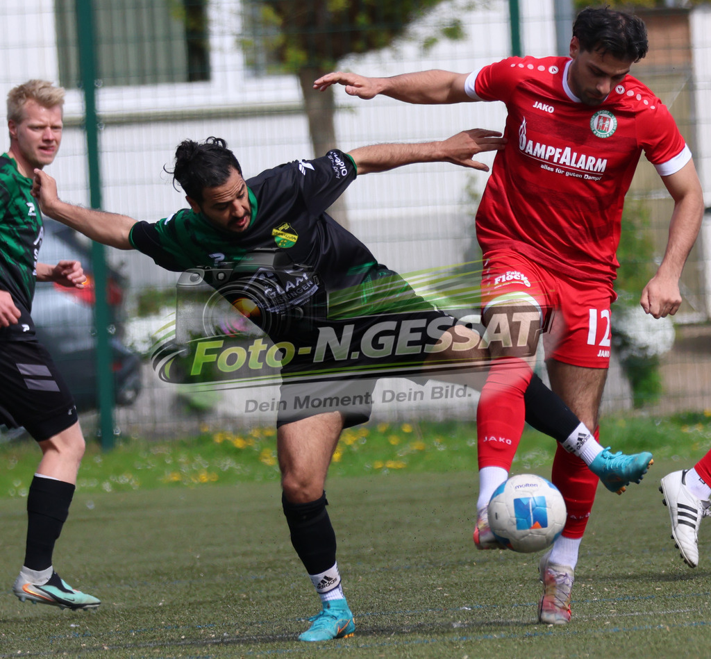 Bünder SV - SC Enger | Auf dem Bild zu sehen: rot Bünder SV: Batuhan Kaymak ; schwarz SC Enger: Jack Aygül Bünder SV, SC Enger, Saison 25/26, Kreisliga A, Bünde, Deutschland - Realisiert mit Pictrs.com