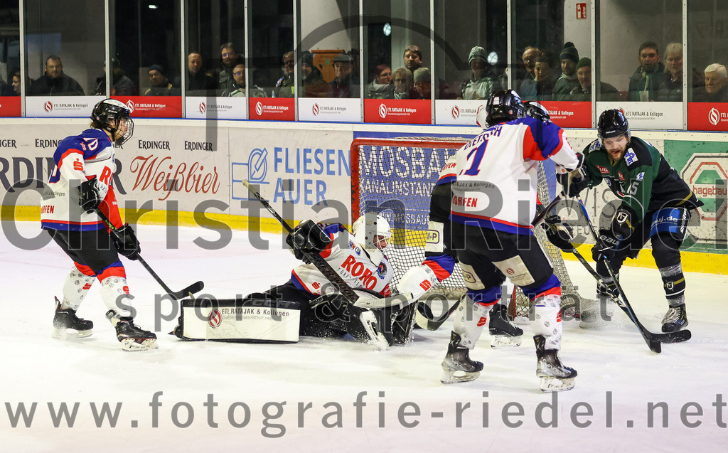 2023-01-22_123_Eishockey_TSV_Erding_gegen_ESC_Dorfen | Erding, Deutschland, 22.01.2023:
Eishockey, Bayernliga 2022 / 2023, 29. Spieltag, TSV Erding gegen ESC Dorfen, Endergebnis: 6:2

Torwart Maximilian Englbrecht (ESC Dorfen, #45), Benedikt Dietrich (ESC Dorfen, #11), Elias Maier (Erding Gladiators, #15)

Foto: Christian Riedel / fotografie-riedel.net
