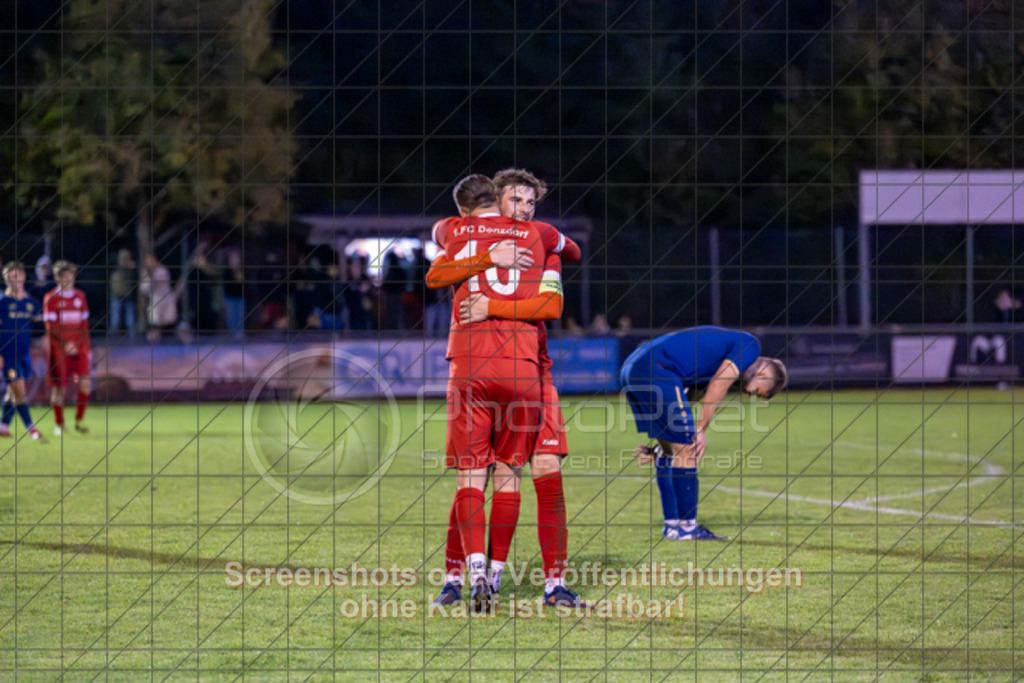 20251002_205813_0270 | #,1.FC Donzdorf (rot) vs. FV Faurndau (blau), Fußball, Bezirkspokal - Bezirk Neckar/Fils, 04. Runde, Saison 2025/2026, Rasenplatz Lautertal Stadion, Süßener Straße 16, 73072 Donzdorf, 02.10.2025 - 19:30 Uhr,Foto: PhotoPeet-Sportfotografie/Peter Harich