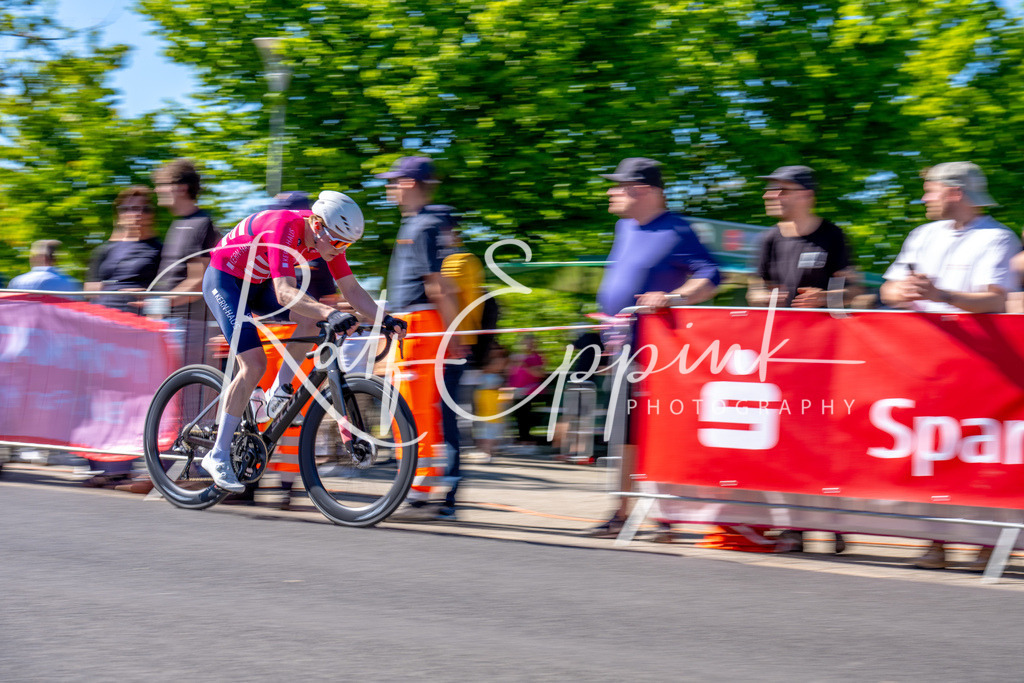 Spurt in den Mai 2026 - Großer Preis der Sparkasse Neuss | Annual one-day road cycling race "Großer Preis der Sparkasse Neuss" held in Büttgen, Germany, organized by VfR Büttgen 1912 e.V. The event features multiple races across all age categories from U11 youth to Elite men. - Realisiert mit Pictrs.com