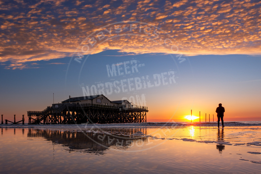 Mann im Sonnenuntergang-2 | Man am Pfahlbau