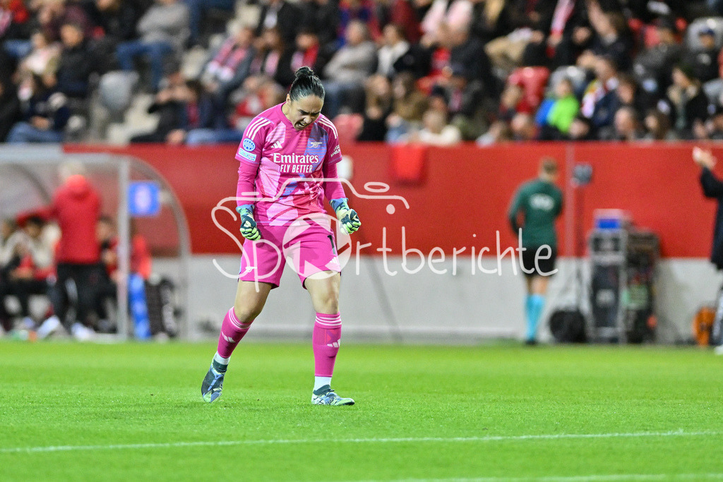 FC Bayern München Frauen - Arsenal London Frauen | im bild der Jubel nach dem Treffer zum 0-1 von Manuela ZINSBERGER (Arsenal London Frauen #1) / Freisteller / einzelfoto / UEFA Womens Champions League: FC Bayern München Frauen - Arsenal London Frauen, FC Bayern Campus am 09.10.2024