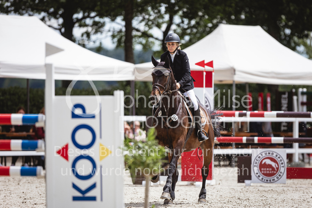 240616_Lemwerder_M2-Springen-529 | Deine schönsten Turniermomente als professionelle Fotos! Entdecke hochwertige Pferdesport-Fotografie im Online-Shop. Jetzt Fotos finden & bestellen!