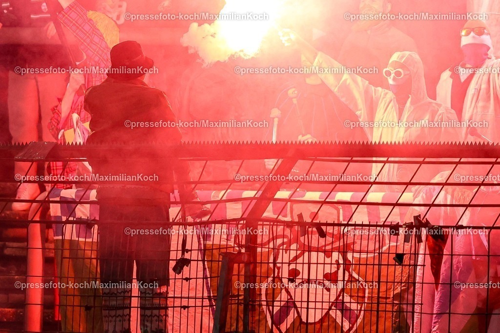 xKWIx13022601064 | 13.02.2026, xKWIx, Fußball, Regionalliga West, SC Fortuna Köln - FC Gütersloh, Südstadion: Pyrotechnik im Block der Gütersloher Gästefans Photo: xKamilxWilkowskixPressefotoKochx